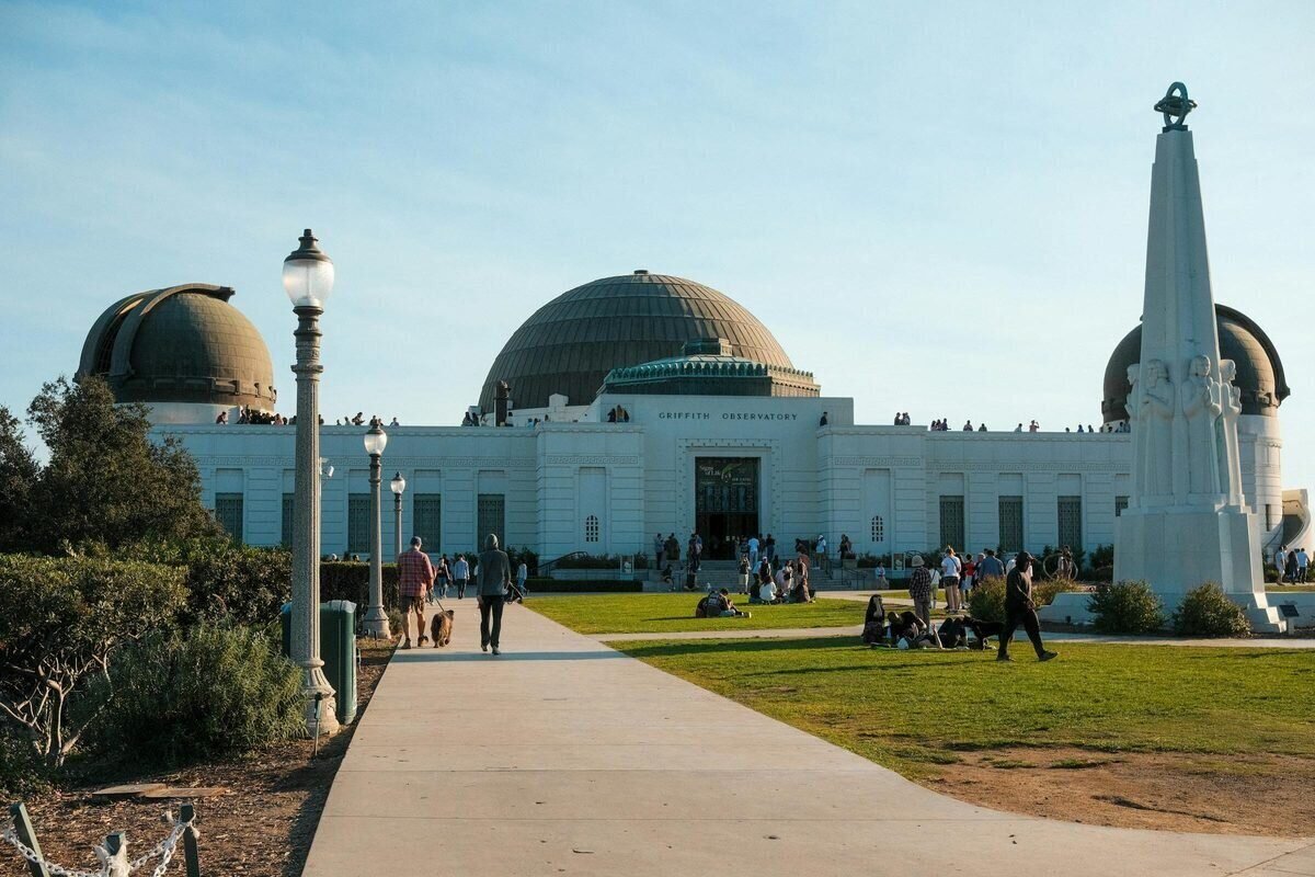 Griffith Observatory in Los Angeles, a popular location for engagement photography sessions by Dreamgraphy